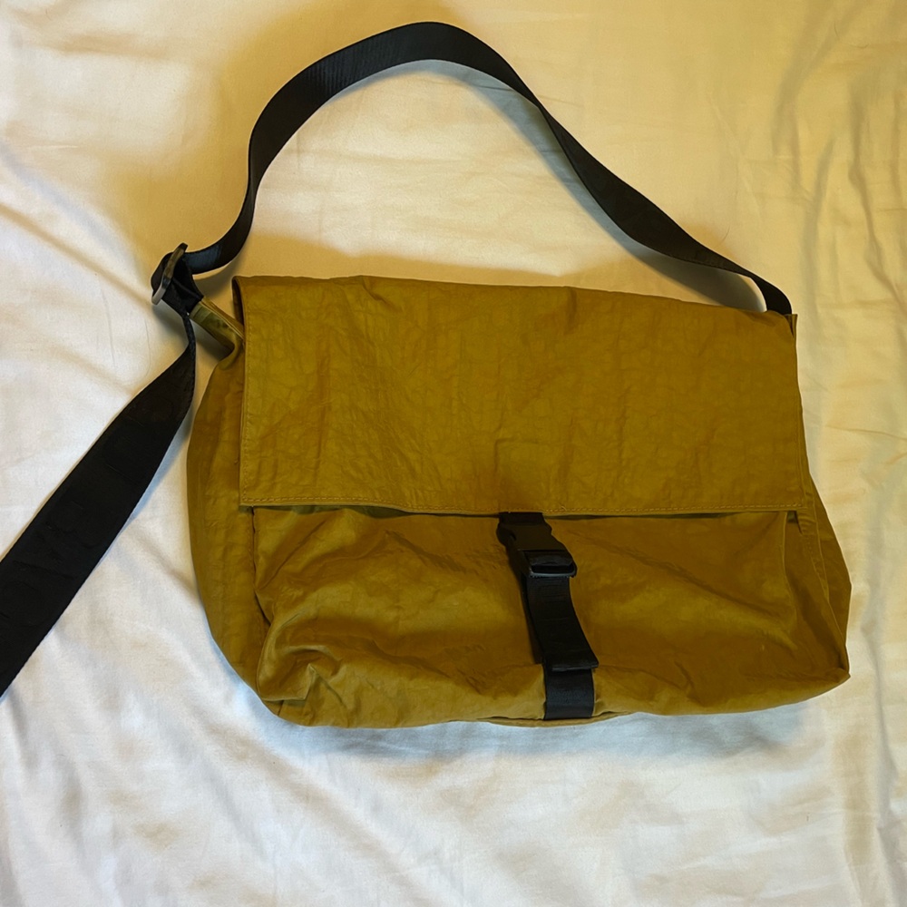 BAGGU messenger bag in yelllow